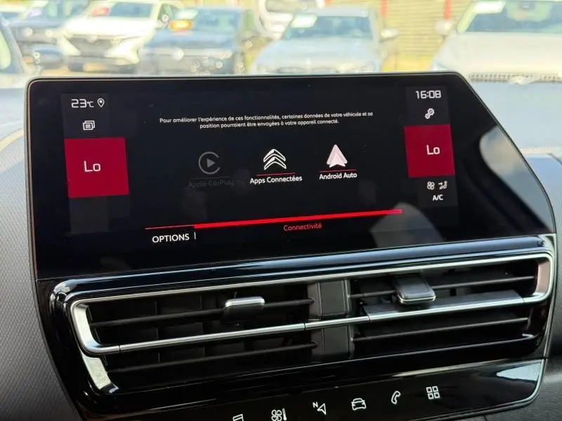 Écran tactile central du tableau de bord du Citroën C5 Aircross blanc, affichant les options de connectivité.
