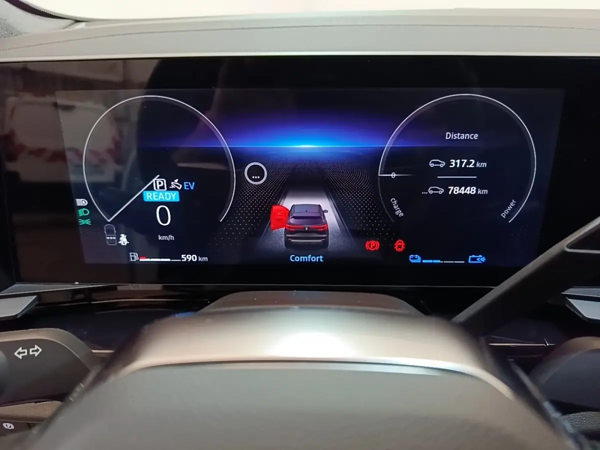 Vue du tableau de bord numérique du Renault Austral blanc, affichant l'écran multifonctions et les indicateurs de conduite.