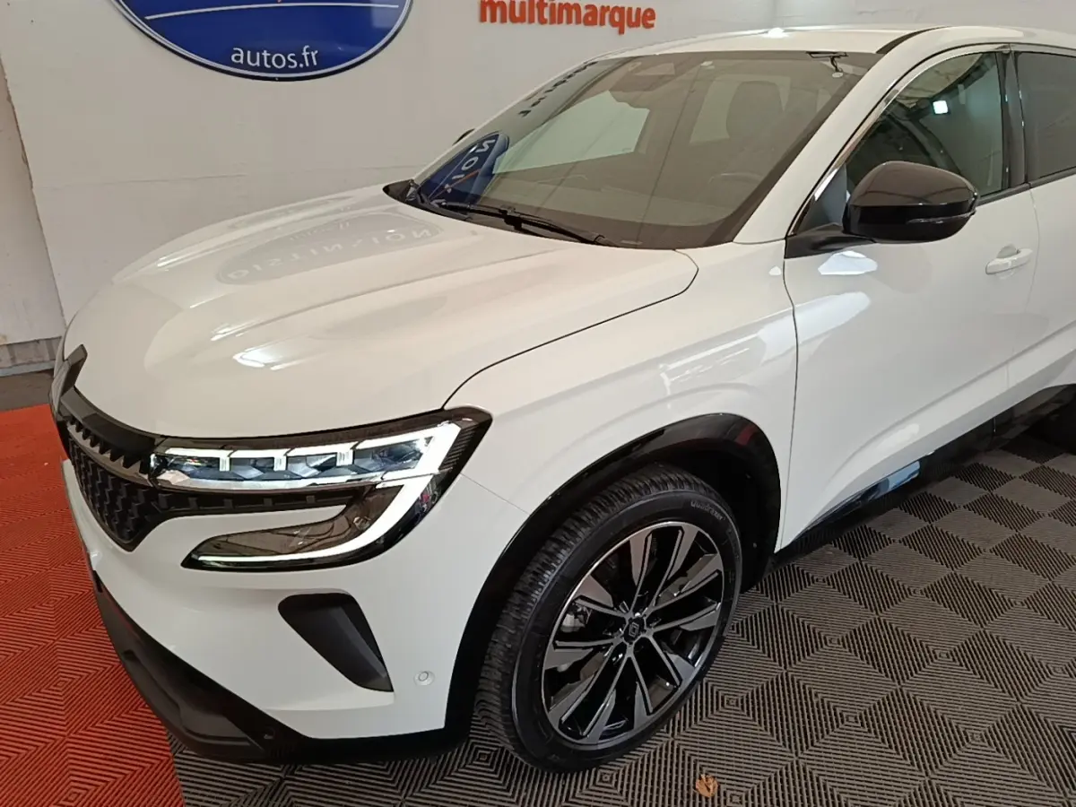 Renault Austral blanc vue 3/4 avant droit, avec phares LED et jantes alliage noires brillantes.