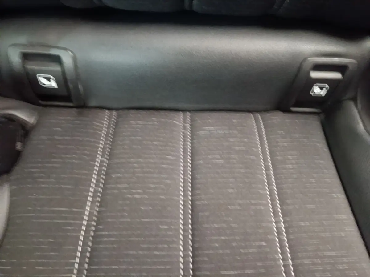 Gros plan sur la banquette arrière noire avec coutures contrastantes du Renault Austral Techno E-Tech Hybride 2023.