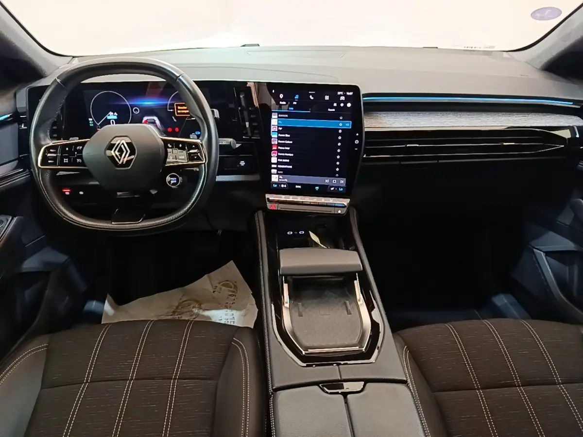 Intérieur Renault Austral 2023 vu de face, tableau de bord noir avec écran tactile vertical et volant cuir multifonctions.