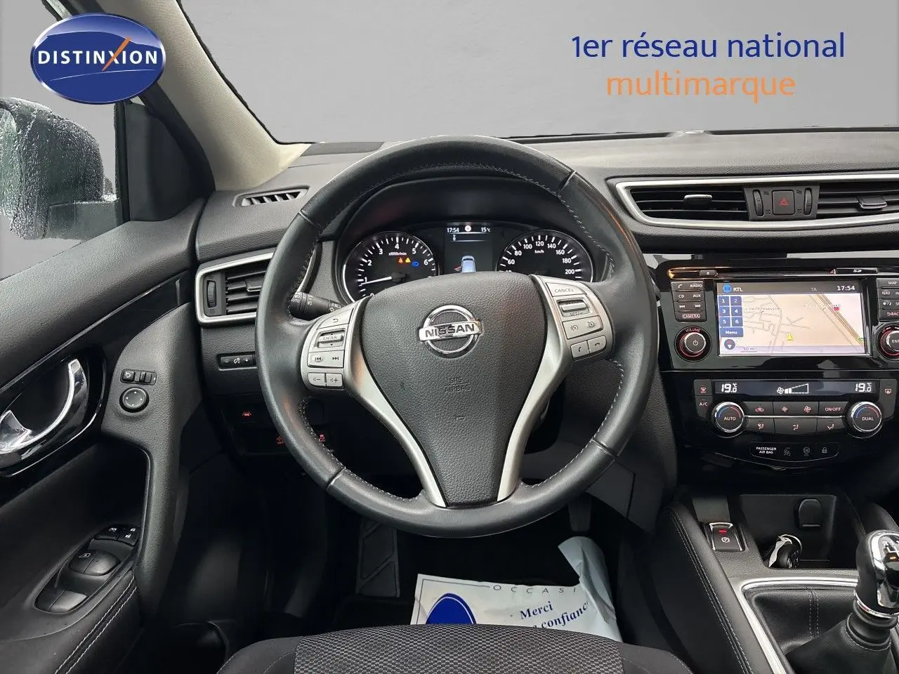 Vue intérieure centrée sur le volant Nissan d’un Qashqai 1.2 DIG-T 115 N-Connecta avec tableau de bord et écran tactile.