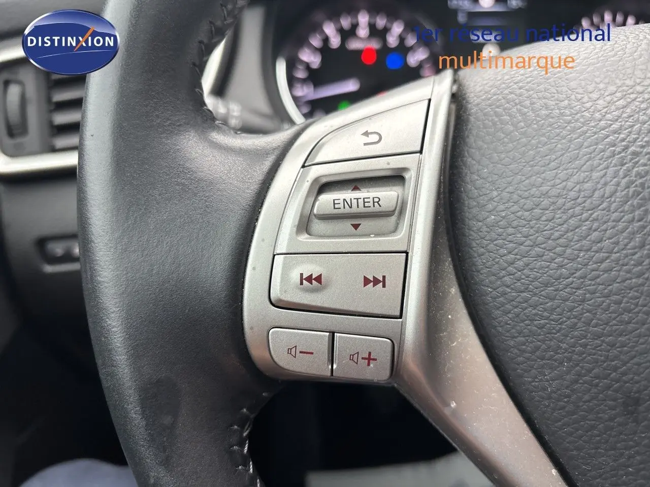 Gros plan sur les commandes multimédia au volant noir du Nissan Qashqai 2017, version 1.2 DIG-T N-Connecta.