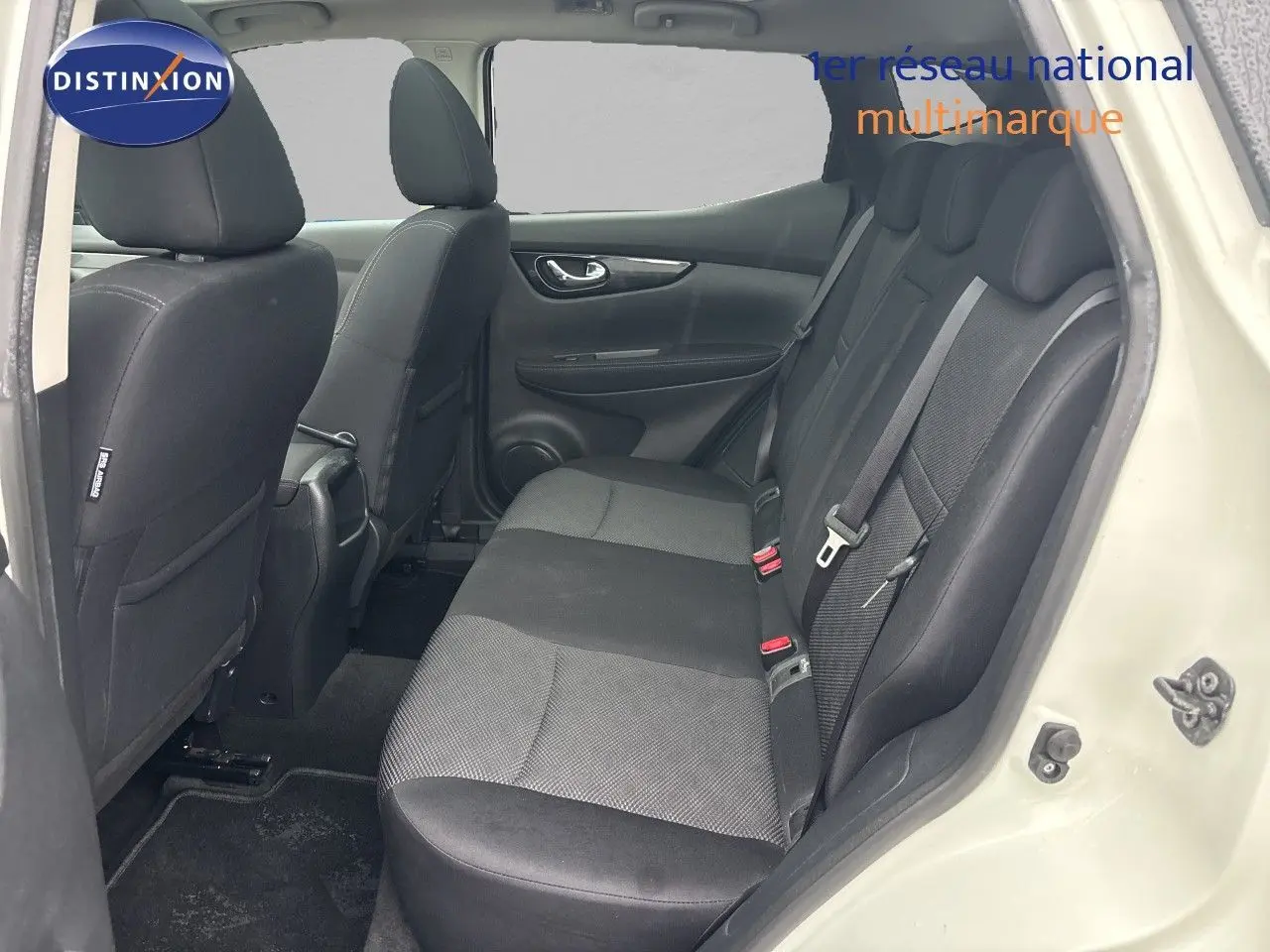 Vue intérieure côté gauche montrant la banquette arrière noire du Nissan Qashqai blanc glacier 2017.