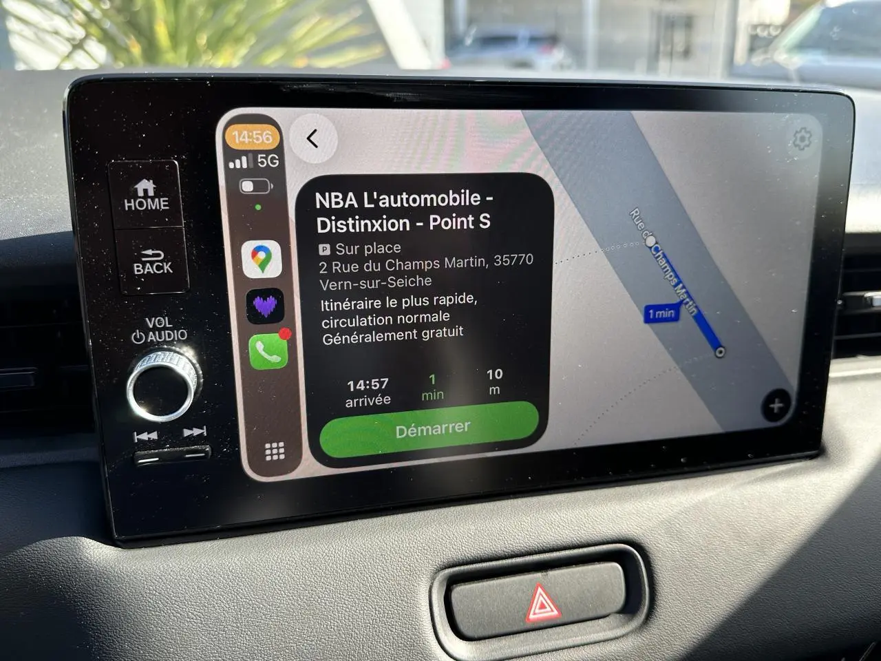 Écran tactile central du tableau de bord du Honda HR-V 2025 affichant un itinéraire GPS avec commandes audio à gauche.