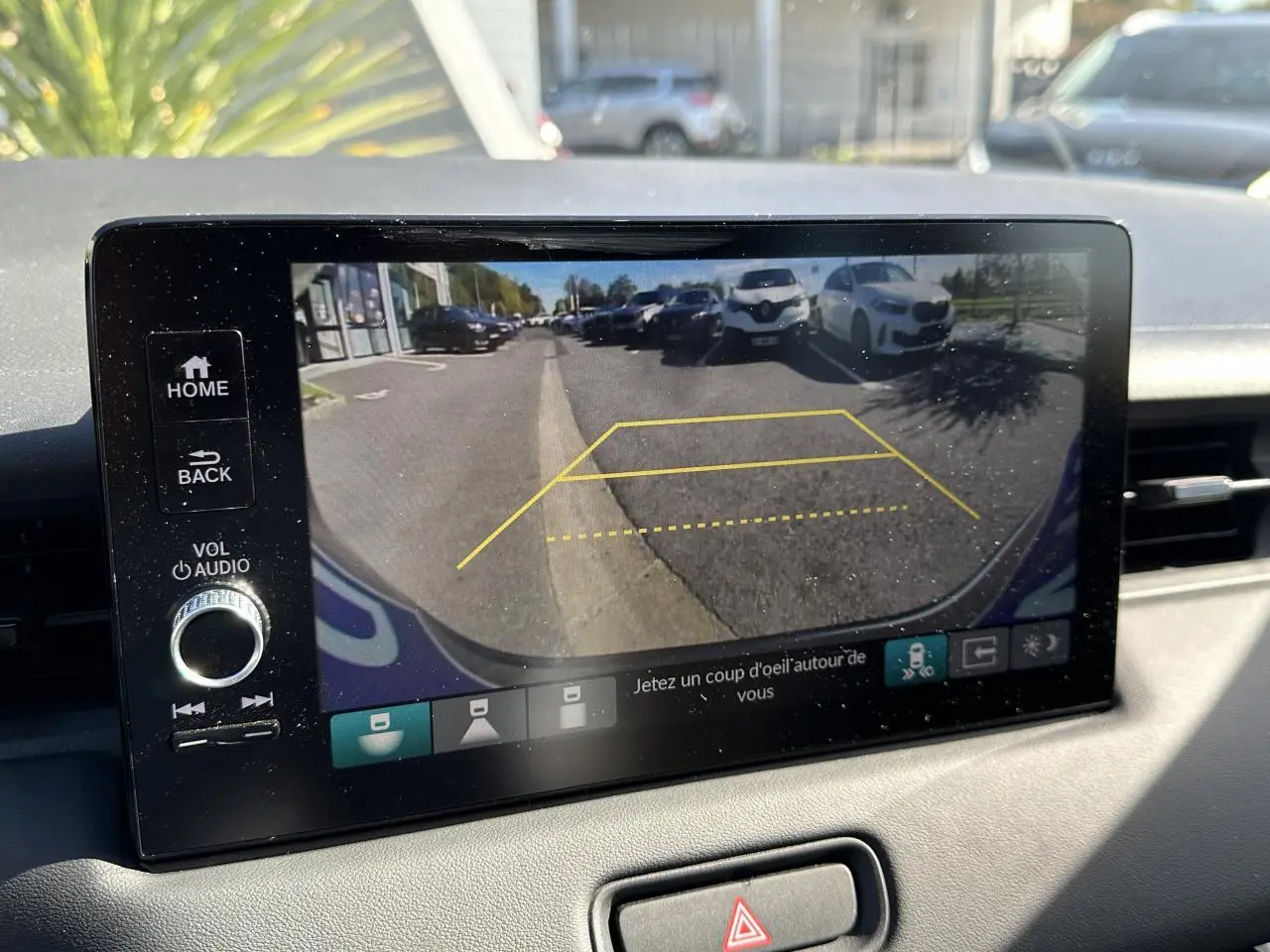 Écran central du Honda HR-V gris 2025 montrant la caméra de recul avec guidage de trajectoire jaune.