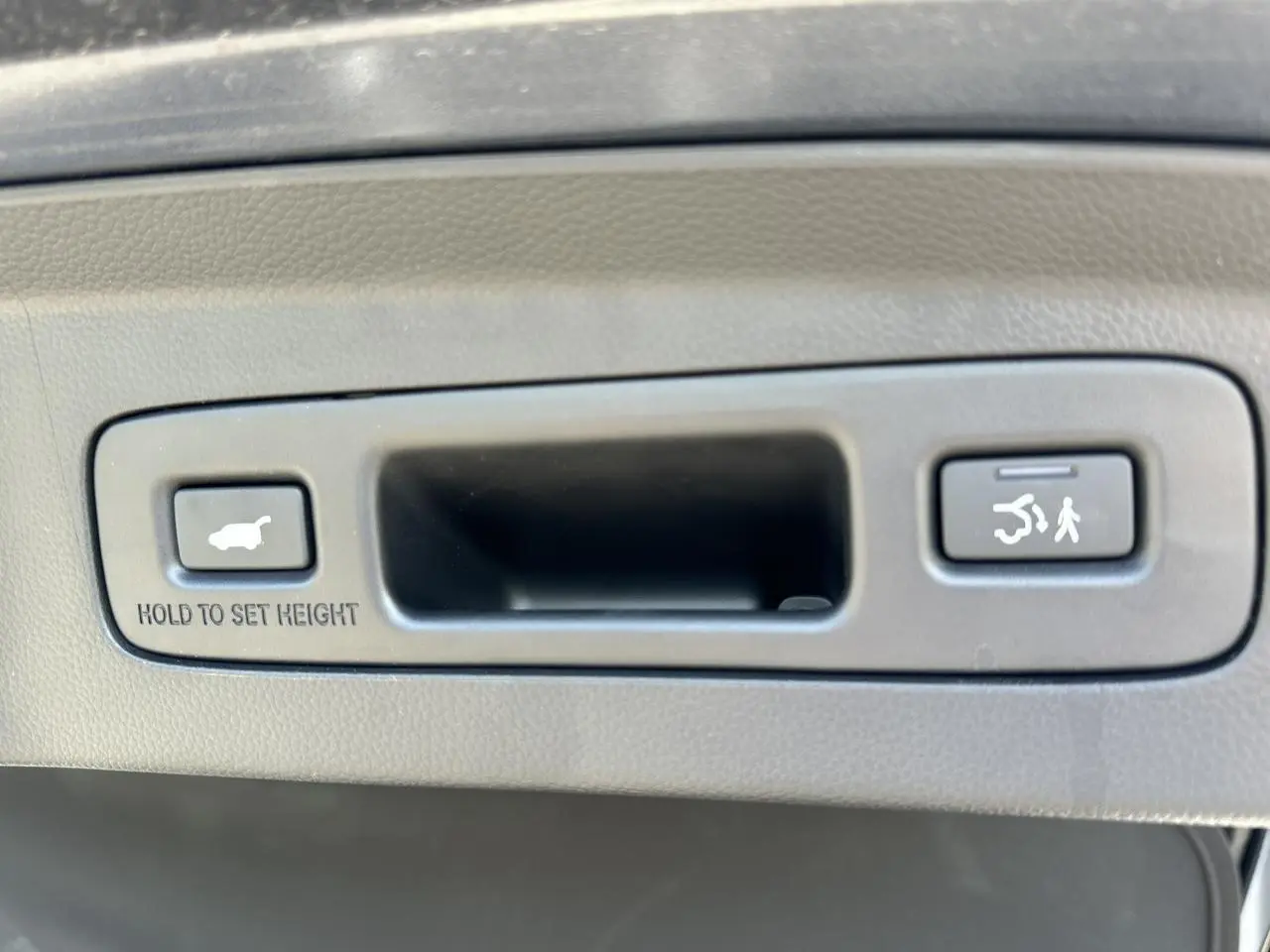 Poignée intérieure du hayon électrique gris du Honda HR-V 2025 avec boutons d'ouverture et réglage de hauteur.