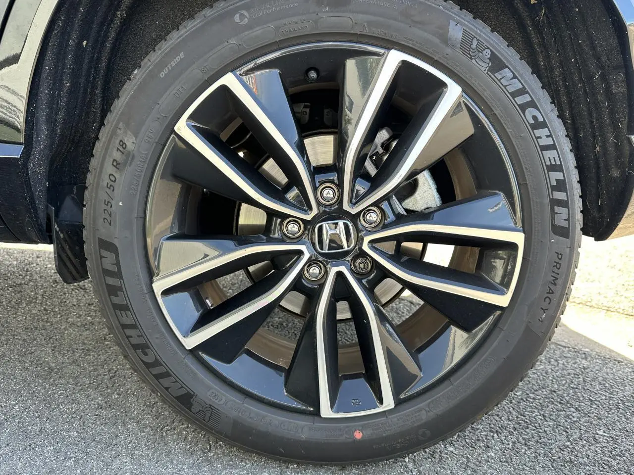 Gros plan sur la jante alliage 18 pouces bicolore du Honda HR-V gris 2025 avec pneu Michelin Primacy.