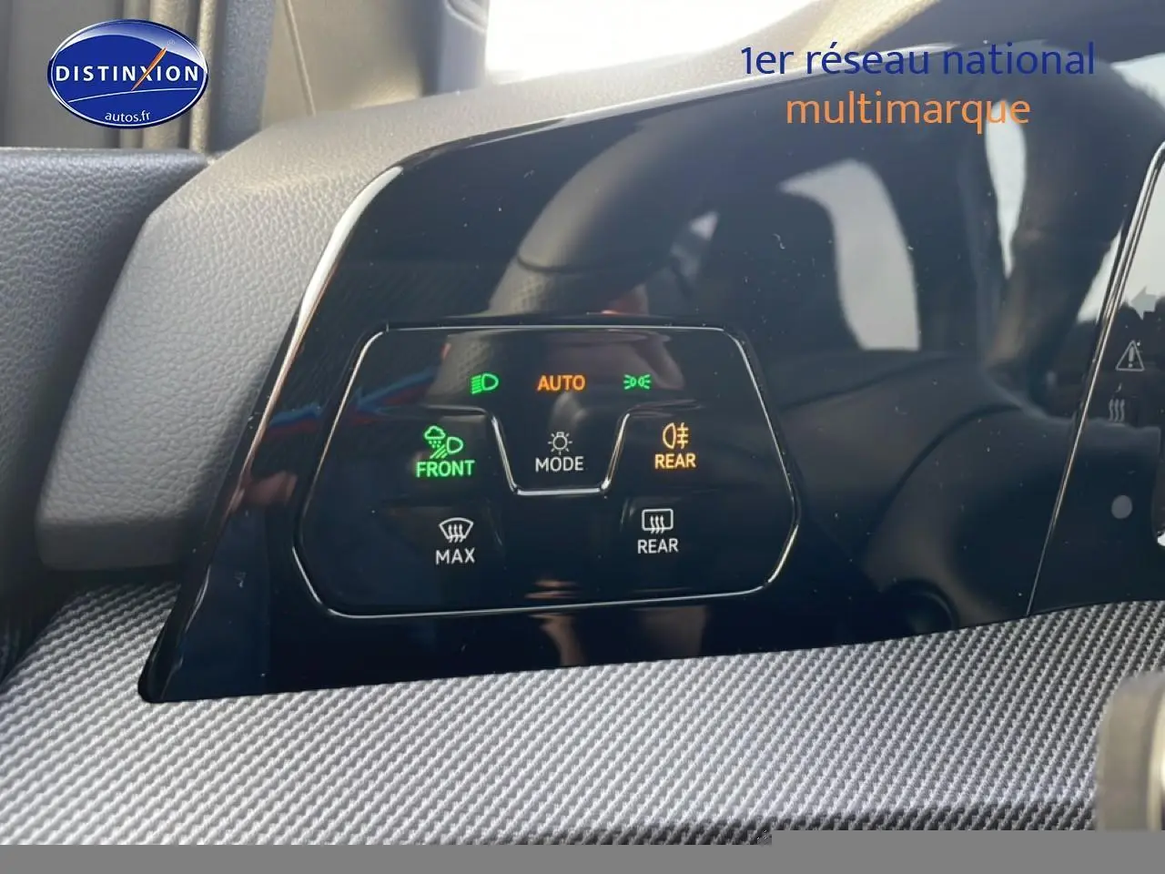 Panneau de commandes d’éclairage intérieur noir brillant avec inserts métal sur Volkswagen Golf gris, vue rapprochée.