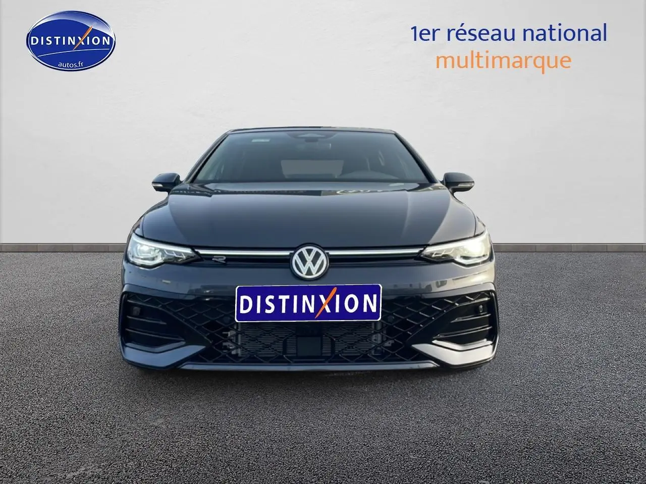 Vue frontale d'une Volkswagen Golf 1.5 etsi evo2 150 R-Line gris avec calandre noire et phares LED allumés.