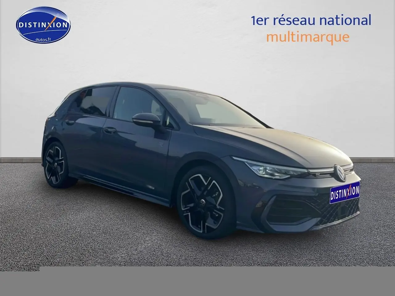 Volkswagen Golf 1.5 etsi evo2 150 R-Line gris vue 3/4 avant avec jantes alu noires et phares LED.