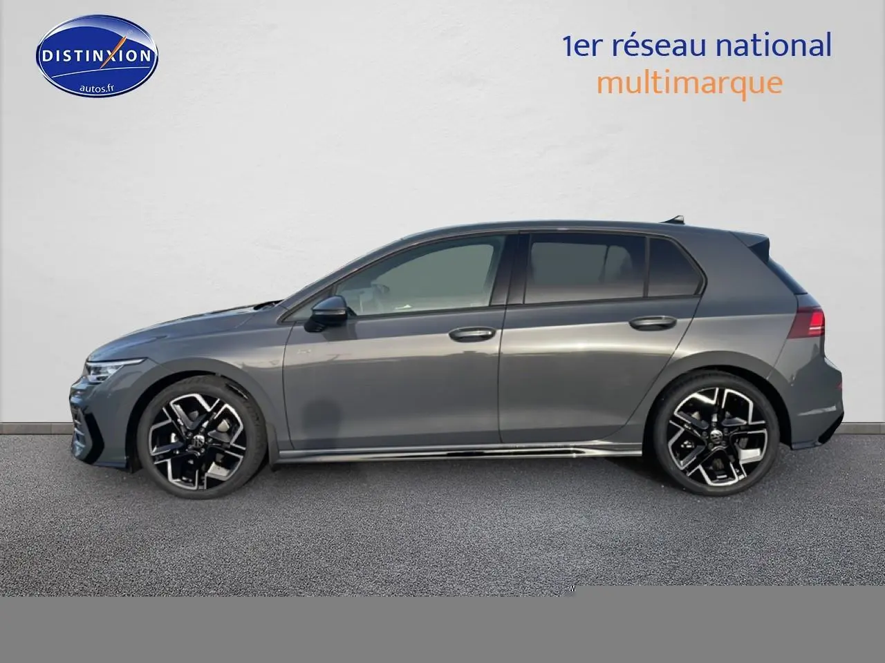 Vue de profil côté gauche d'une Volkswagen Golf gris métallisé avec jantes alliage noires et becquet arrière.