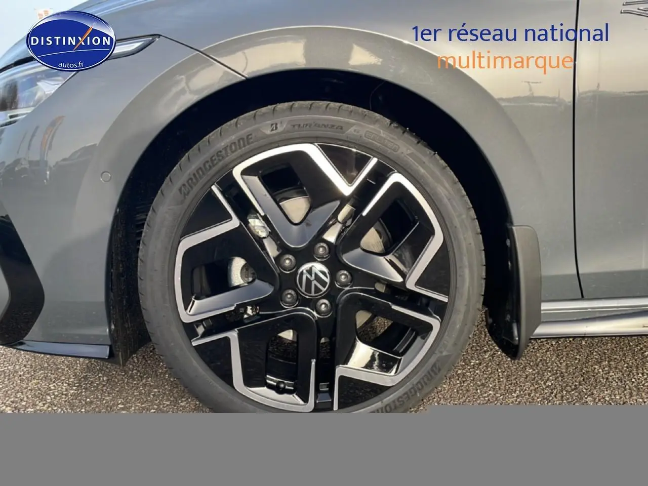 Gros plan sur la roue avant droite noire et argentée de la Volkswagen Golf gris métallisé 2026 finition R-Line.