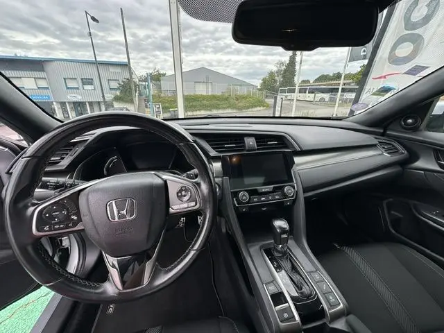 Vue intérieure avant de la Honda Accord gris 2019, volant cuir avec commandes intégrées et console centrale moderne.