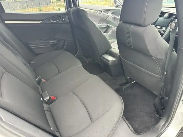 Vue intérieure arrière côté gauche de la Honda Civic grise, montrant les sièges tissu noirs et l’habitacle spacieux.