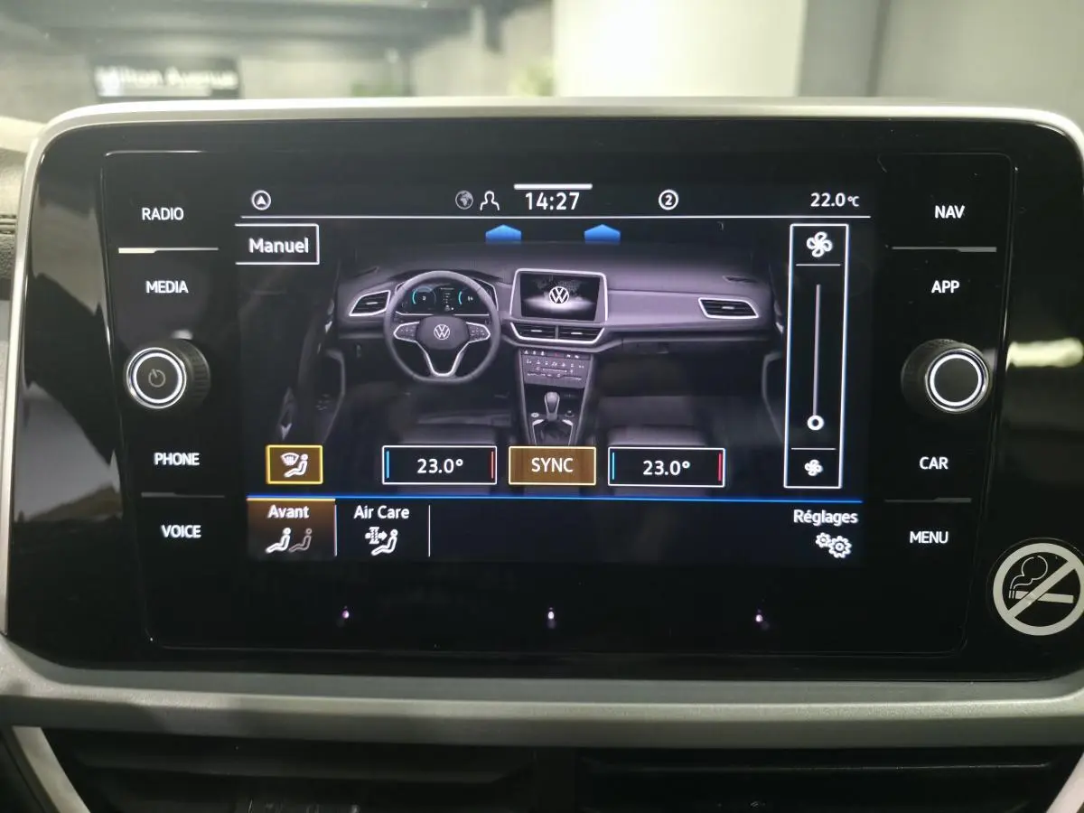 Écran tactile central du Volkswagen T-Roc 2025 affichant les réglages climatisation et fonctions multimédia.