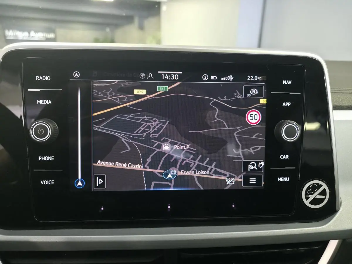 Écran tactile central du Volkswagen T-Roc 2025 affichant la navigation avec carte et commandes autour.