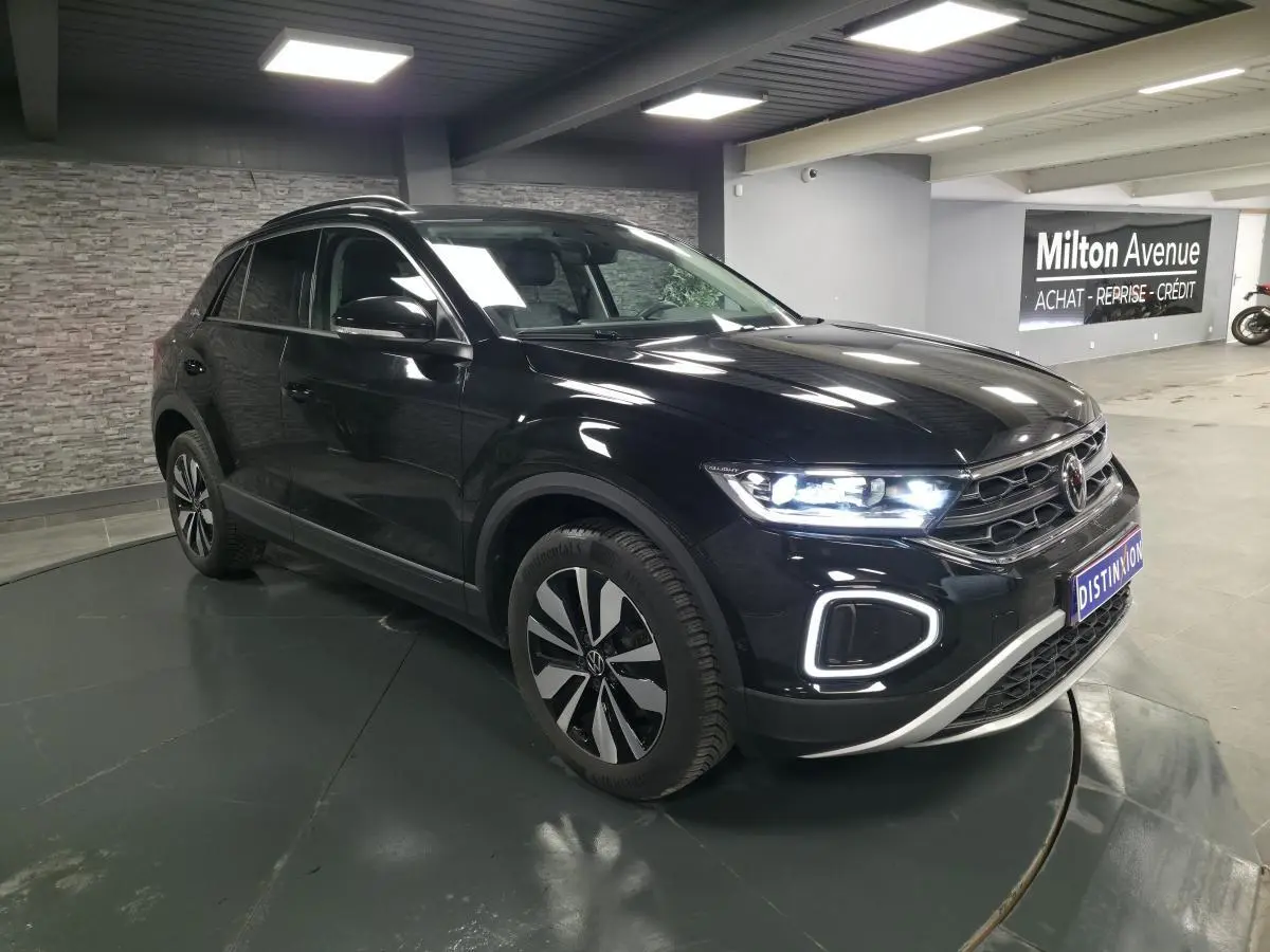 Volkswagen T-Roc noir intense en 3/4 avant droit, phares LED allumés et jantes alliage 17 pouces Johannesburg.