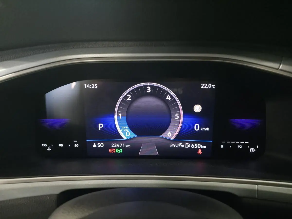 Combiné d'instruments digital du Volkswagen T-Roc 2025 affichant vitesse, température et autonomie.