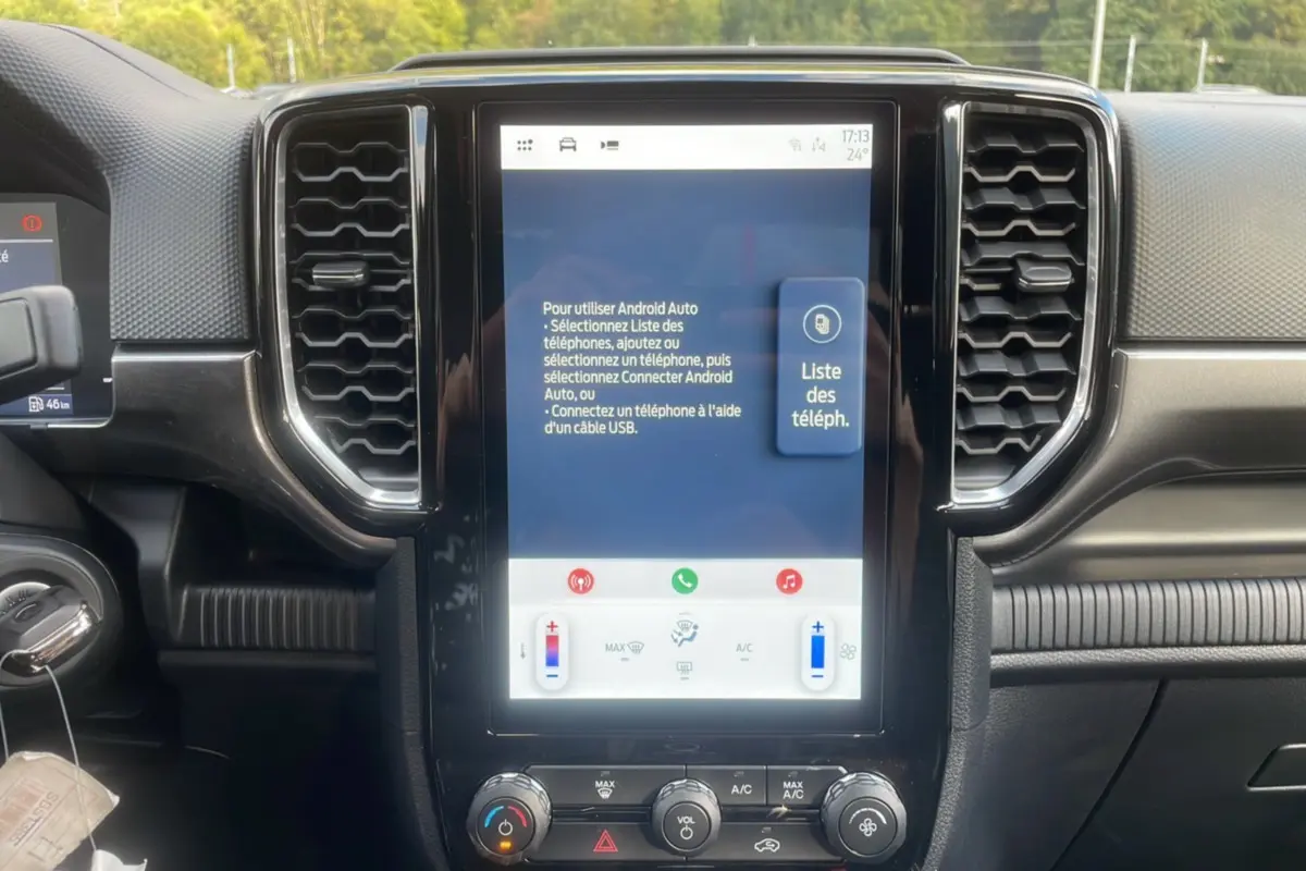 Vue rapprochée de la console centrale du Ford Ranger 2025, écran tactile Android Auto entouré de grilles d'aération noires.