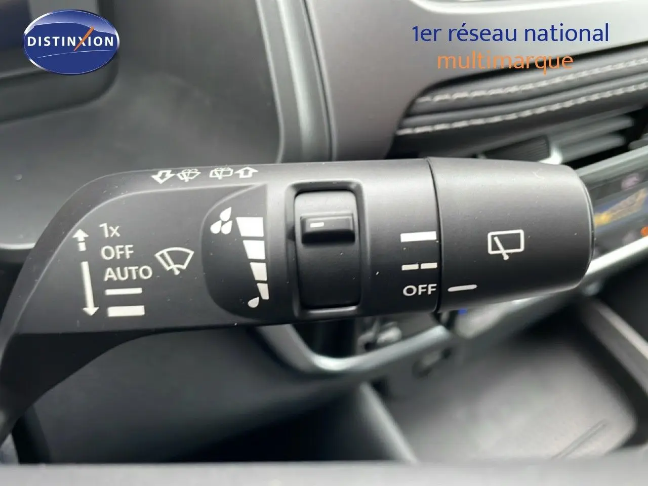 Gros plan sur la commande des essuie-glaces du Nissan Qashqai 2025 noir perle, avec pictogrammes blancs visibles.