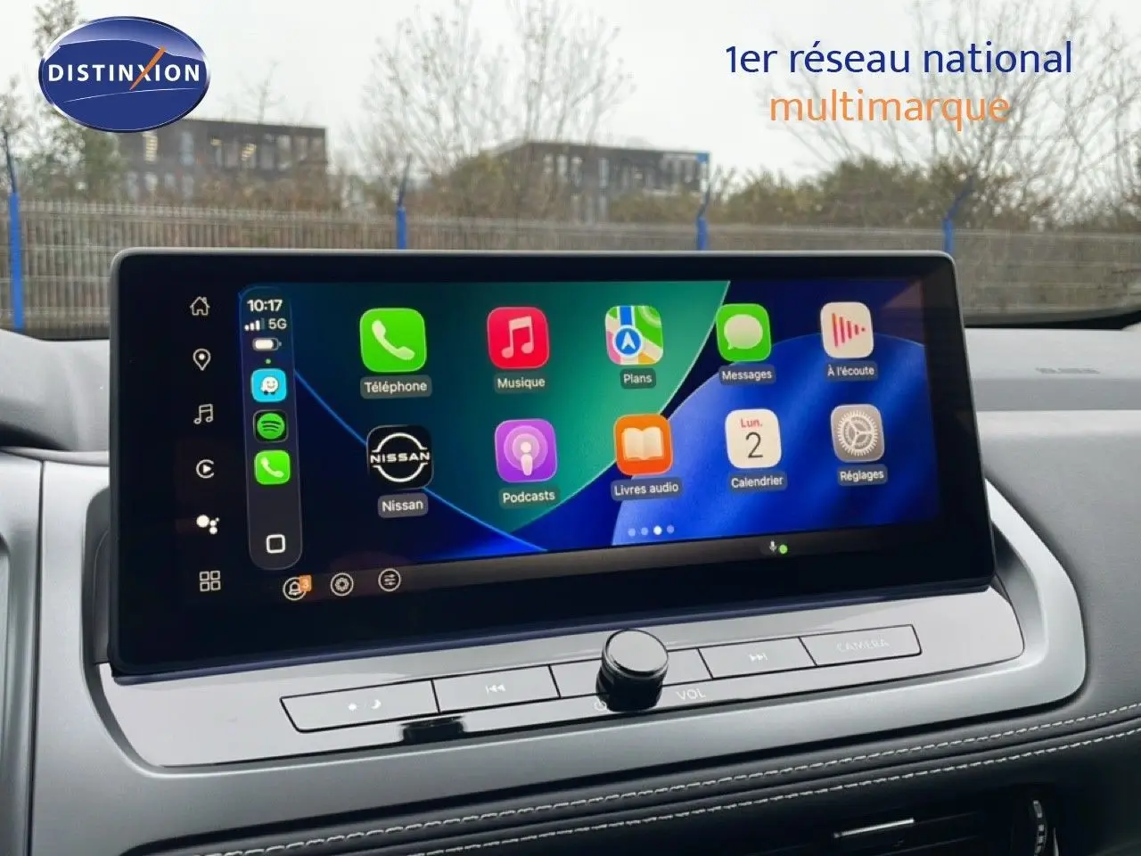 Écran tactile central du Nissan Qashqai 2025 affichant les applications connectées, intérieur clair et moderne.