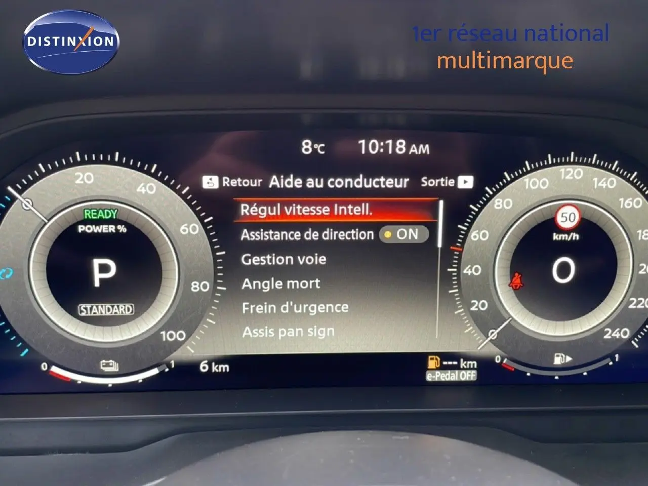 Tableau de bord numérique du Nissan Qashqai 2025 affichant l'aide au conducteur et la vitesse à 0 km/h.