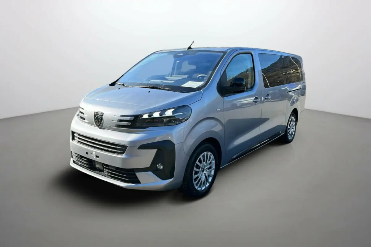 Peugeot Traveller gris acier en 3/4 avant droit, avec vitres surteintées et jantes alliage.