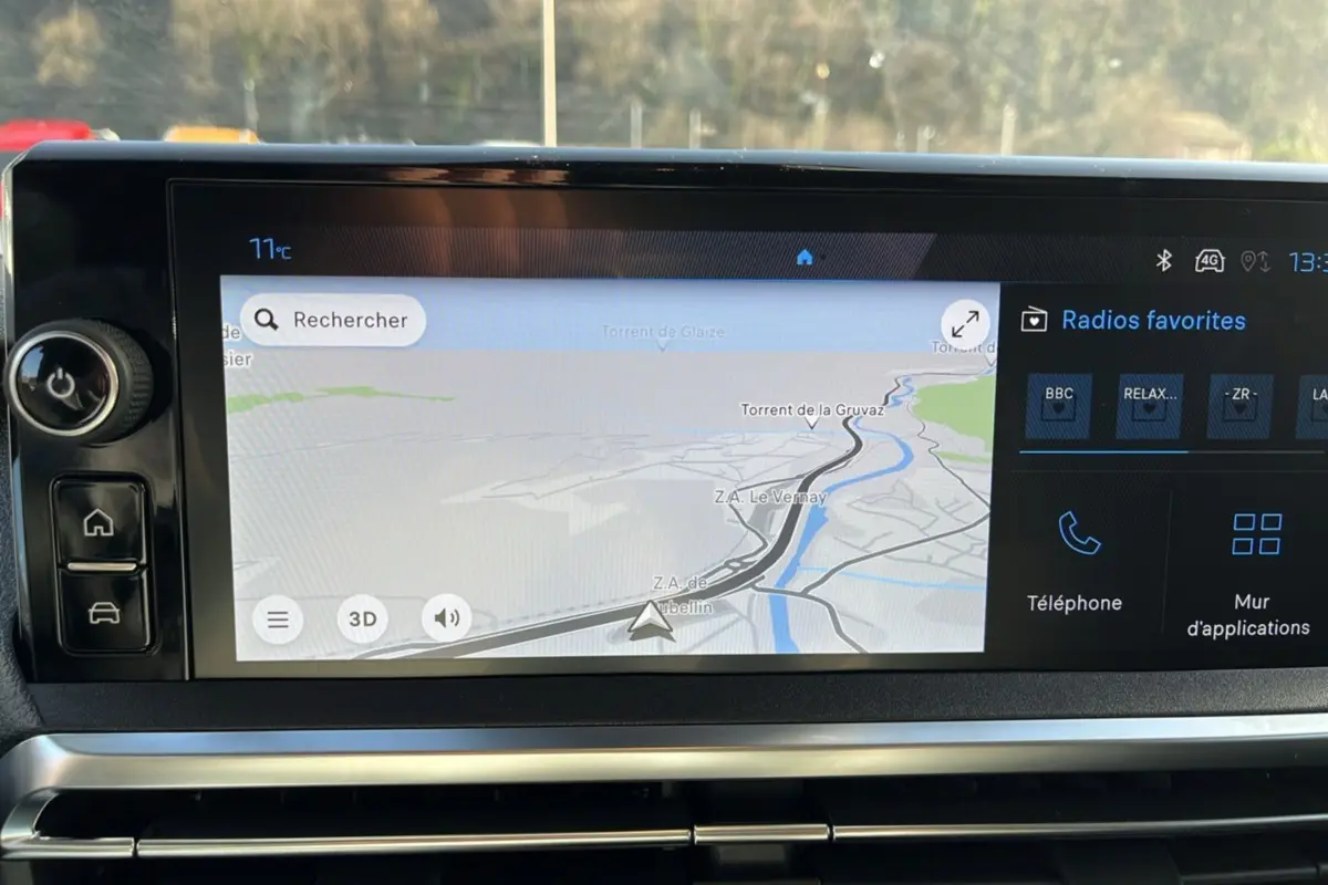 Écran tactile central du Peugeot Traveller 2025 affichant la navigation GPS et les options multimédias.