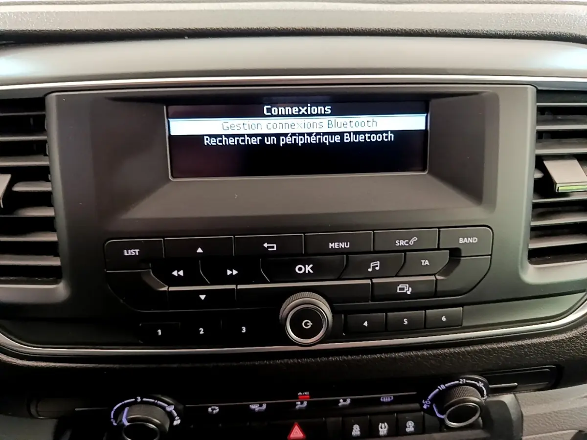 Tableau de bord du Peugeot Traveller 2018 montrant l’écran central avec menu Bluetooth et commandes audio noires.