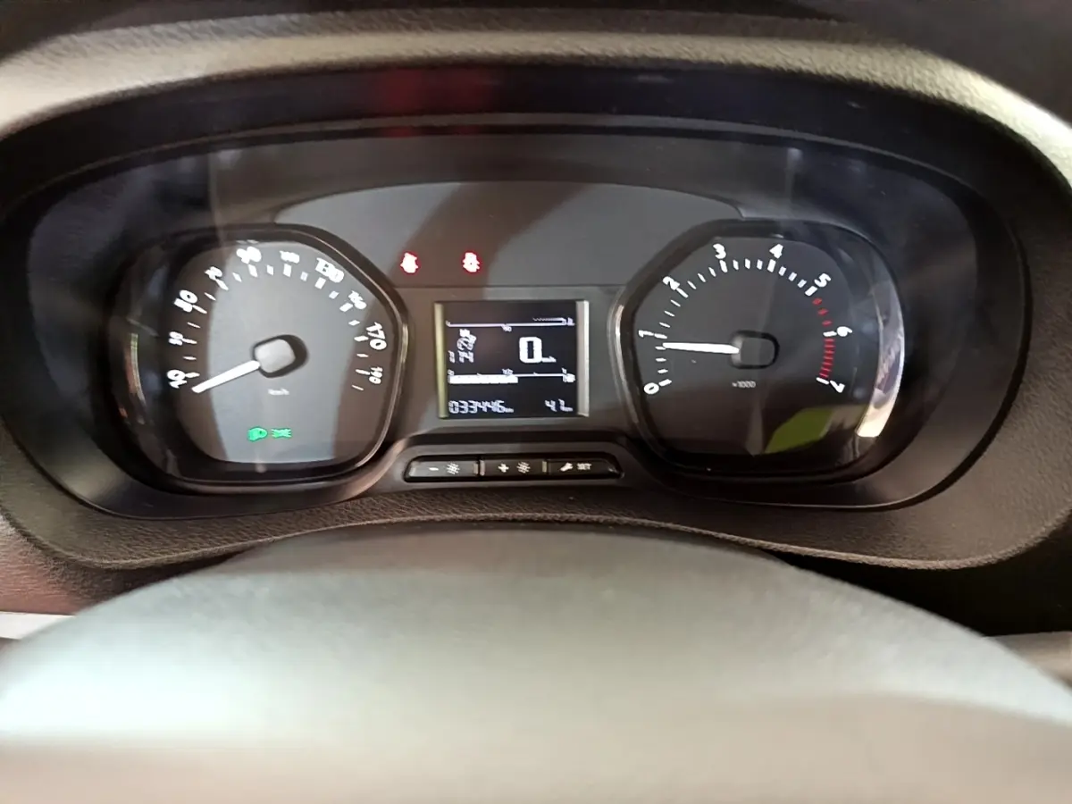 Vue rapprochée du tableau de bord du Peugeot Traveller 2018, affichant le compteur de vitesse et le compte-tours.