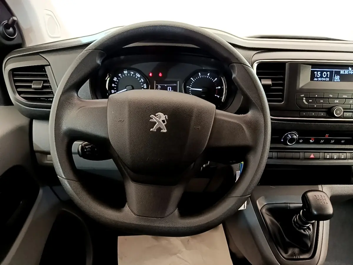Vue intérieure centrée sur le volant Peugeot d’un Traveller 2018 avec tableau de bord et levier de vitesse manuel visible.