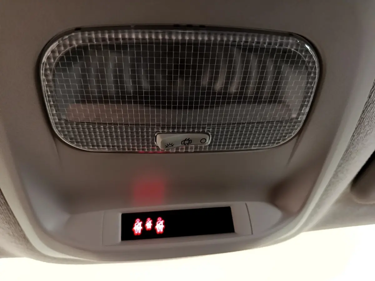 Plafonnier intérieur avec éclairage et voyants de ceinture de sécurité allumés dans un Peugeot Traveller blanc de 2018.