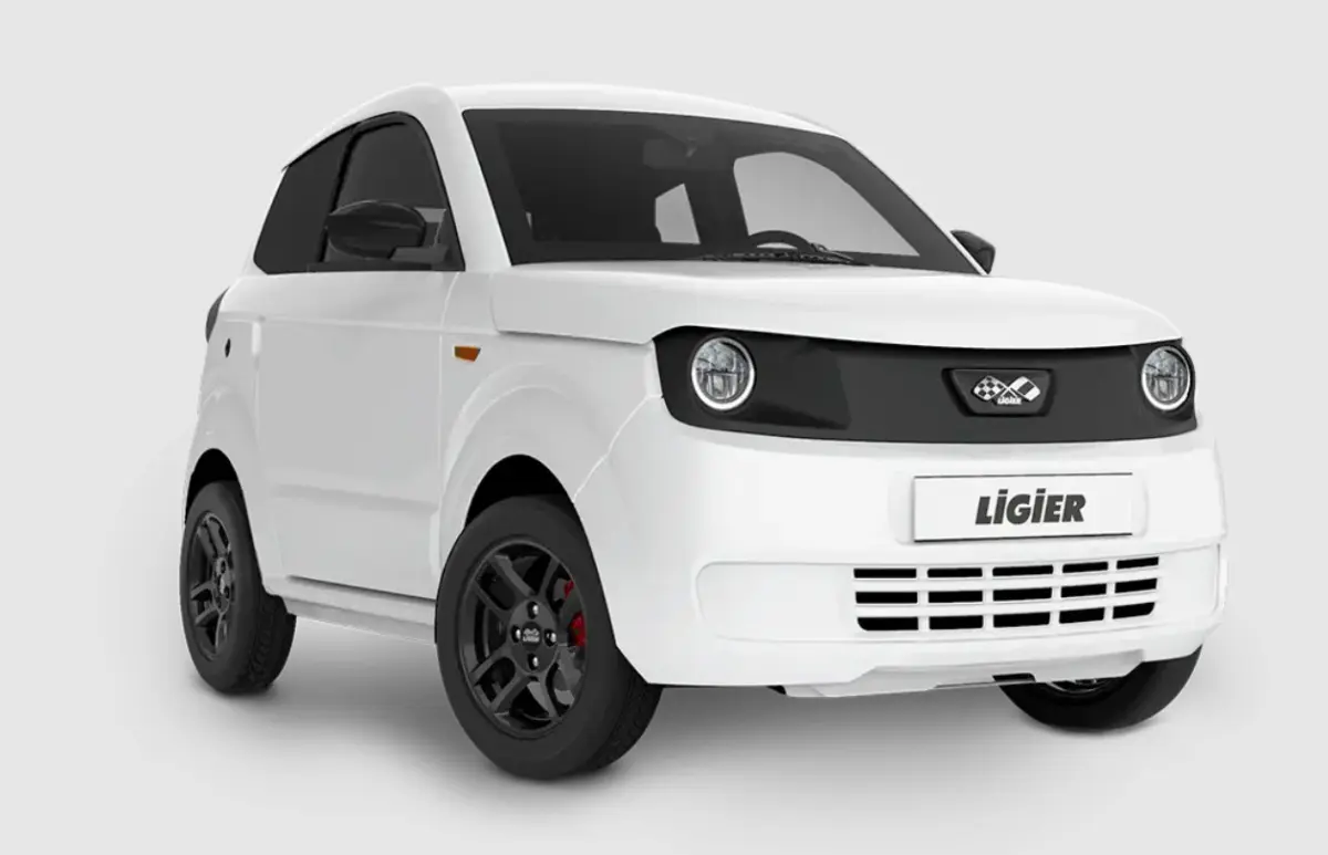 Vue 3/4 avant d'une Ligier Myli blanche 2026 avec jantes alu noires et calandre noire distinctive.