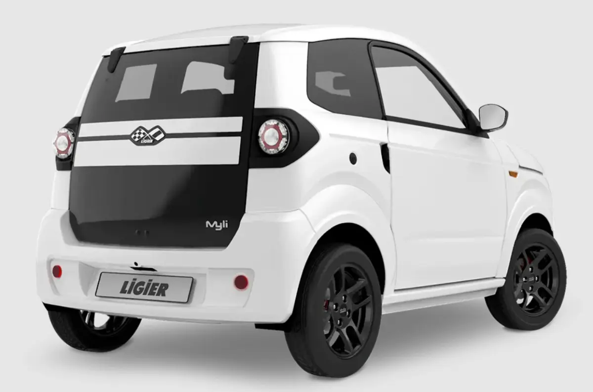 Vue 3/4 arrière droite d'une Ligier Myli blanche avec hayon noir et jantes alu noires.