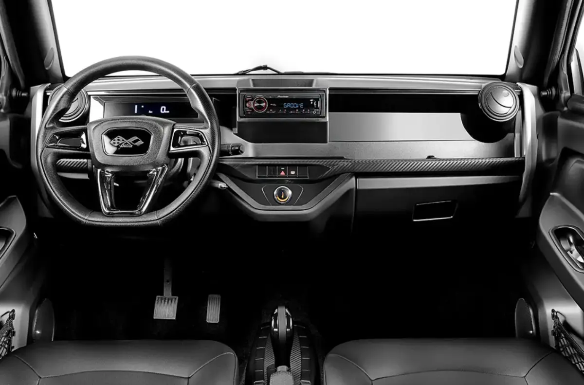 Vue intérieure avant du tableau de bord noir du Ligier Myli 0.5 REVO D+ Max avec volant multifonction et autoradio central.