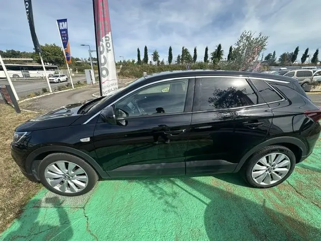 Vue de profil côté gauche d’un Opel Grandland noir 2020, soulignant ses lignes modernes et ses jantes alliage.