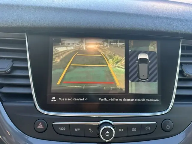 Écran central de l’Opel Grandland 2020 montrant la caméra avant avec lignes de guidage et vue 360° du véhicule noir.