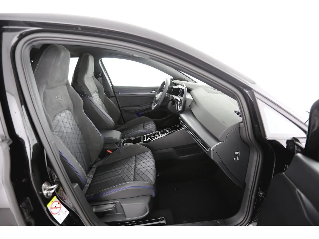 Vue intérieure côté droit de la Volkswagen Golf VIII R-Line 2026 avec sièges sport gris et tableau de bord moderne.