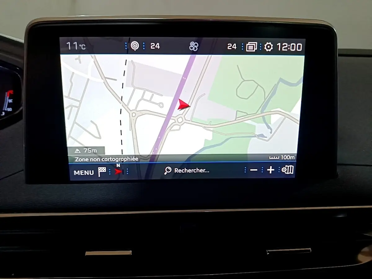 Écran tactile central affichant la navigation 3D du Peugeot 3008 GT Line gris foncé, vue intérieure rapprochée.