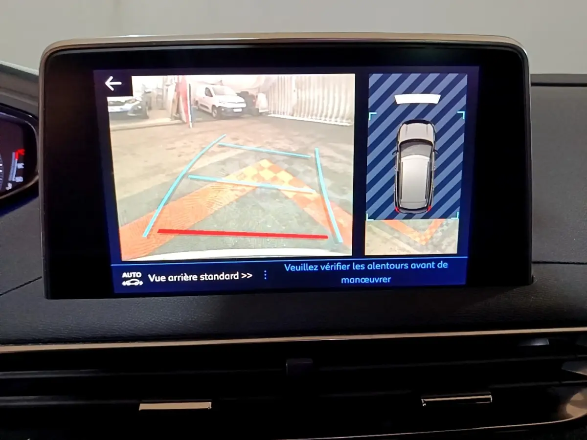 Écran tactile intérieur montrant la caméra de recul et l'aide au stationnement du Peugeot 3008 gris foncé, version GT Line.