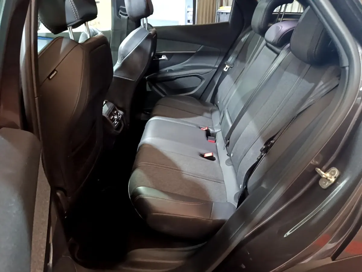 Vue intérieure côté droit des sièges arrière en cuir et tissu gris du Peugeot 3008 GT Line 2020.
