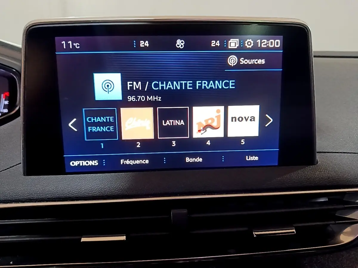 Écran tactile central du tableau de bord du Peugeot 3008 GT Line 2020, affichant les stations radio FM.