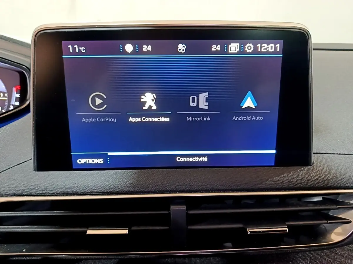 Écran tactile central affichant les options connectivité Apple CarPlay et Android Auto dans un Peugeot 3008 gris foncé.