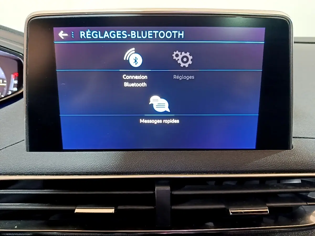 Écran tactile central du Peugeot 3008 GT Line 2020 affichant le menu réglages Bluetooth sur tableau de bord noir.
