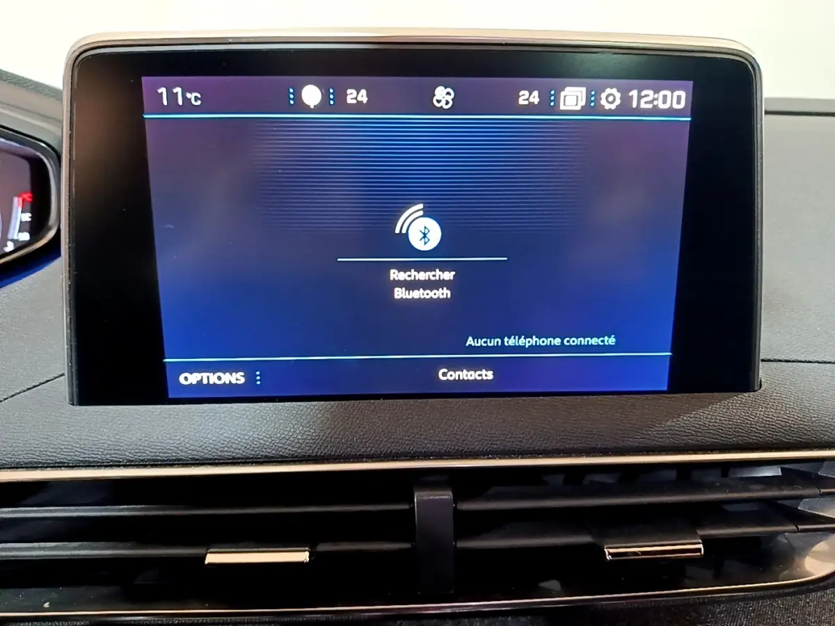 Écran tactile central affichant la recherche Bluetooth dans l’habitacle d’un Peugeot 3008 gris foncé, vue de face.
