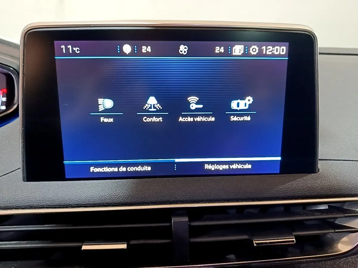 Écran tactile central affichant les réglages du véhicule dans l'habitacle du Peugeot 3008 gris foncé.