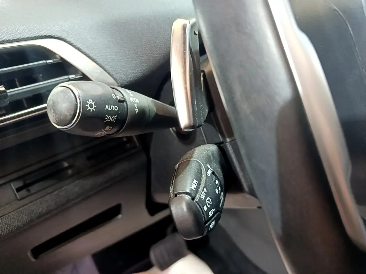 Gros plan sur les commandes au volant cuir du Peugeot 3008 gris foncé, version GT Line 2020, côté gauche.