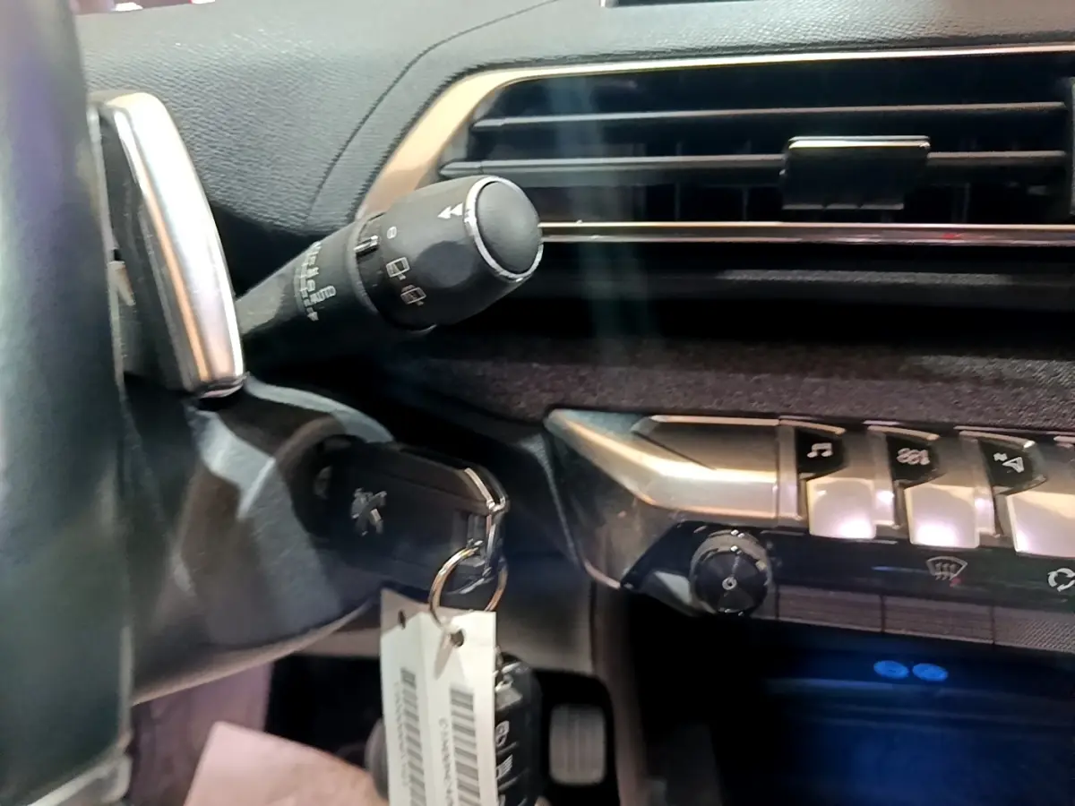 Gros plan sur le tableau de bord et la clé insérée d’un Peugeot 3008 GT Line 2020, intérieur noir.