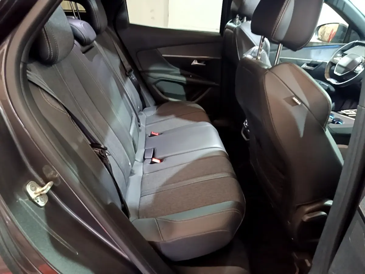 Vue intérieure côté gauche sur la banquette arrière grise et les sièges avant cuir du Peugeot 3008 GT Line 2020.
